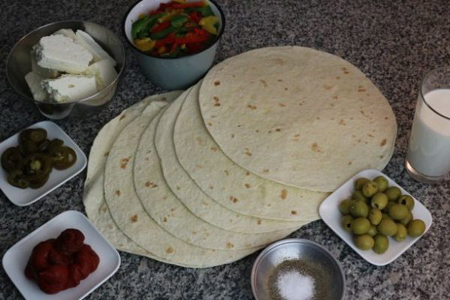 پیتزا با نان ترتیلا,طرز تهیه پیتزا با نان ترتیلا