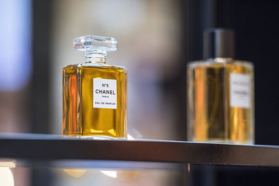 با رمانتیکترین عطرهای زنانه تمام دوران آشنا شوید؛ از شماره ۵ شنل تا زندگی زیباست با رمانتیکترین عطرهای زنانه تمام دوران آشنا شوید؛ از شماره ۵ شنل تا زندگی زیباست