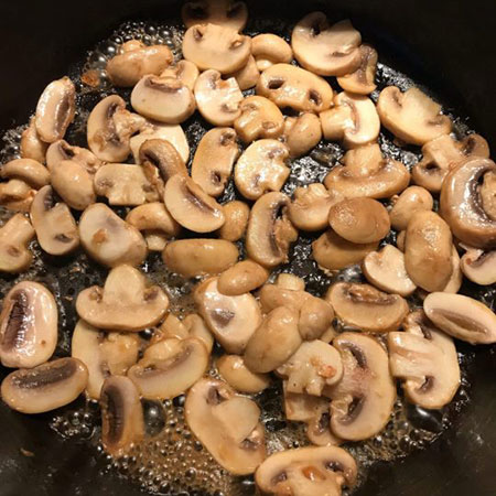 آموزش مرحله به مرحله تهیه خوراک مرغ با سس قارچ آموزش مرحله به مرحله تهیه خوراک مرغ با سس قارچ